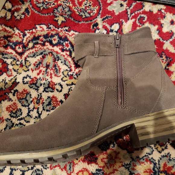 New in Box Clarks Marana Amber Taupe Suede Ankle Boots - Size 8 - Picture 8 of 10